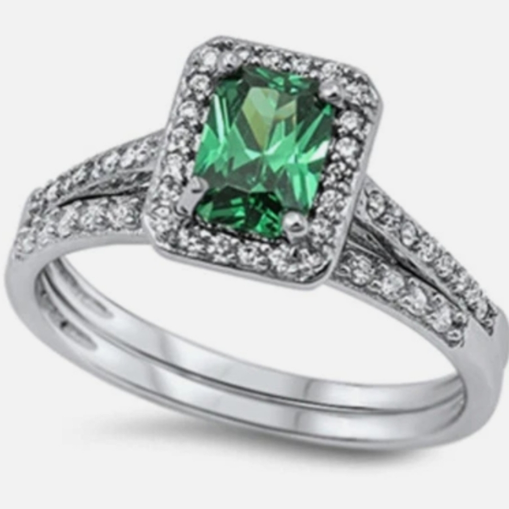 Elegant Silver and Green Gemstone Ring